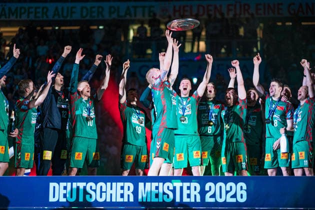Handball, HBL, SC Magdeburg feiert Deutsche Meisterschaft Deutschland: HBL DAIKIN Handball Bundesliga 2025 - 2026, 33. Spieltag - SC Magdeburg vs VfL Gummersbach - GETEC Arena (Magdeburg): Meisterehrung, Pokal, Trophäe, Feier, Jubel, Emotionen Copyright: xTomxLauruschkatx