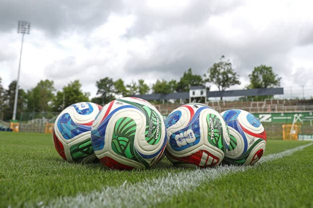 Fußball, Frauen, U23, Nationalteam Deutschland, Training DFB-U23-Frauen: Training der Nationalmannschaft Deutschland, 03.06.26 Mehrere Fußbälle liegen auf dem Rasen bereit. Symbolbild, Feature. Fußball, DFB-U23-Frauen: Nationalmannschaft Deutschland trainiert am 03.06.26 im Alfred-Kunze-Sportpark Leipzig-Leutzsch. Copyright: xBEAUTIFULxSPORTS JanxKaeferx