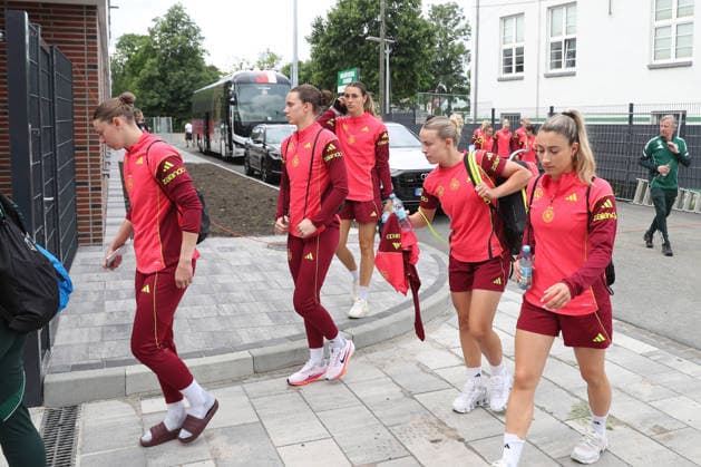 Fußball, Frauen, U23, Nationalteam Deutschland, Training DFB-U23-Frauen: Training der Nationalmannschaft Deutschland, 03.06.26 Ankunft des Teams im Stadion. Fußball, DFB-U23-Frauen: Nationalmannschaft Deutschland trainiert am 03.06.26 im Alfred-Kunze-Sportpark Leipzig-Leutzsch. Copyright: xBEAUTIFULxSPORTS JanxKaeferx