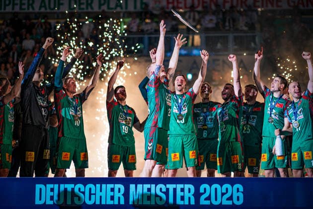 Handball, HBL, SC Magdeburg feiert Deutsche Meisterschaft #2 Deutschland: HBL DAIKIN Handball Bundesliga 2025 - 2026, 33. Spieltag - SC Magdeburg vs VfL Gummersbach - GETEC Arena (Magdeburg): Meisterehrung, Pokal, Trophäe, Feier, Jubel, Emotionen Copyright: xTomxLauruschkatx