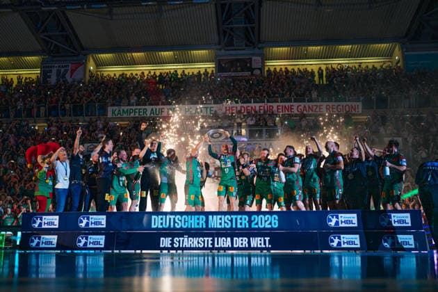Handball, HBL, SC Magdeburg feiert Deutsche Meisterschaft #2 Deutschland: HBL DAIKIN Handball Bundesliga 2025 - 2026, 33. Spieltag - SC Magdeburg vs VfL Gummersbach - GETEC Arena (Magdeburg): Meisterehrung, Pokal, Trophäe, Feier, Jubel, Emotionen Copyright: xTomxLauruschkatx