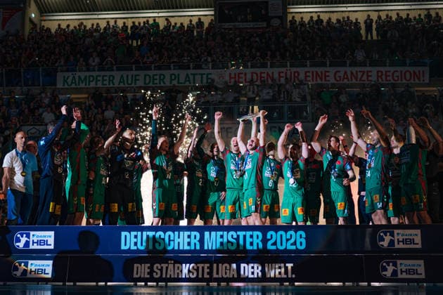 Handball, HBL, SC Magdeburg feiert Deutsche Meisterschaft #2 Deutschland: HBL DAIKIN Handball Bundesliga 2025 - 2026, 33. Spieltag - SC Magdeburg vs VfL Gummersbach - GETEC Arena (Magdeburg): Meisterehrung, Pokal, Trophäe, Feier, Jubel, Emotionen Copyright: xTomxLauruschkatx