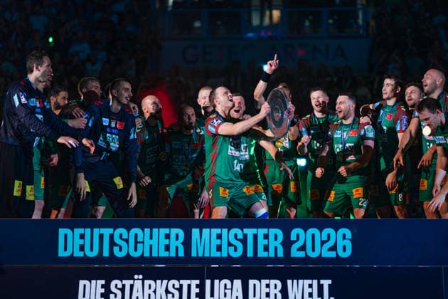 Handball, HBL, SC Magdeburg feiert Deutsche Meisterschaft #2 Deutschland: HBL DAIKIN Handball Bundesliga 2025 - 2026, 33. Spieltag - SC Magdeburg vs VfL Gummersbach - GETEC Arena (Magdeburg): Omar Ingi Magnusson (SC Magdeburg, 14) Meisterehrung, Pokal, Trophäe, Feier, Jubel, Emotionen Copyright: xTomxLauruschkatx