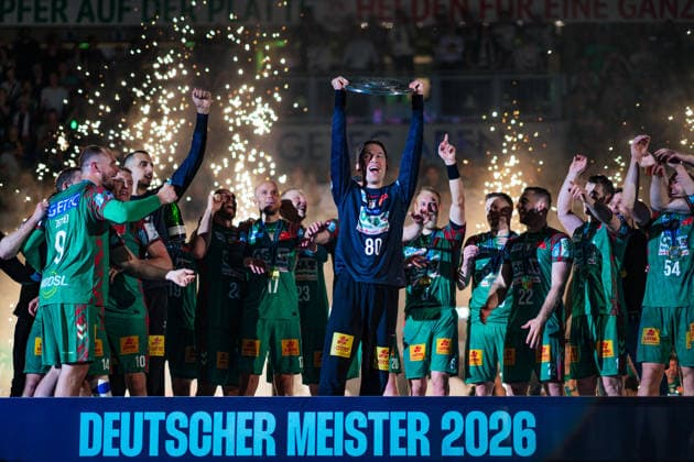 Handball, HBL, SC Magdeburg feiert Deutsche Meisterschaft #2 Deutschland: HBL DAIKIN Handball Bundesliga 2025 - 2026, 33. Spieltag - SC Magdeburg vs VfL Gummersbach - GETEC Arena (Magdeburg): Nikola Portner (SC Magdeburg, 80) Meisterehrung, Pokal, Trophäe, Feier, Jubel, Emotionen Copyright: xTomxLauruschkatx