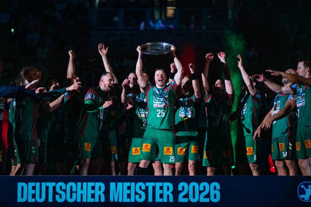 Handball, HBL, SC Magdeburg feiert Deutsche Meisterschaft #2 Deutschland: HBL DAIKIN Handball Bundesliga 2025 - 2026, 33. Spieltag - SC Magdeburg vs VfL Gummersbach - GETEC Arena (Magdeburg): Sebastian Barthold (SC Magdeburg, 25) Meisterehrung, Pokal, Trophäe, Feier, Jubel, Emotionen Copyright: xTomxLauruschkatx