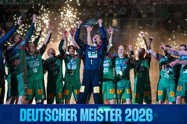 Handball, HBL, SC Magdeburg feiert Deutsche Meisterschaft #2 Deutschland: HBL DAIKIN Handball Bundesliga 2025 - 2026, 33. Spieltag - SC Magdeburg vs VfL Gummersbach - GETEC Arena (Magdeburg): Sergey Hernandez Ferrer (SC Magdeburg, 1) Meisterehrung, Pokal, Trophäe, Feier, Jubel, Emotionen Copyright: xTomxLauruschkatx