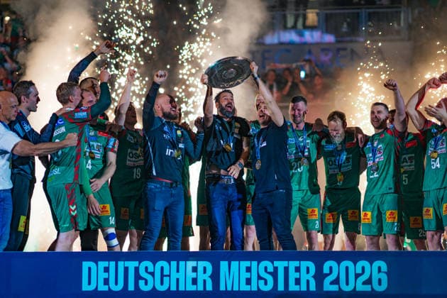 Handball, HBL, SC Magdeburg feiert Deutsche Meisterschaft #2 Deutschland: HBL DAIKIN Handball Bundesliga 2025 - 2026, 33. Spieltag - SC Magdeburg vs VfL Gummersbach - GETEC Arena (Magdeburg): Bennet Wiegert (Trainer, SC Magdeburg) Meisterehrung, Pokal, Trophäe, Feier, Jubel, Emotionen Copyright: xTomxLauruschkatx