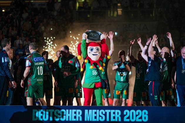 Handball, HBL, SC Magdeburg feiert Deutsche Meisterschaft #2 Deutschland: HBL DAIKIN Handball Bundesliga 2025 - 2026, 33. Spieltag - SC Magdeburg vs VfL Gummersbach - GETEC Arena (Magdeburg): Meisterehrung, Pokal, Trophäe, Feier, Jubel, Emotionen, Maskottchen Copyright: xTomxLauruschkatx