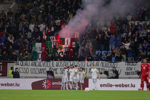 Fußball, Testspiel, Luxemburg - Italien #4 italienische Fans jubeln nach Tor, Bengalo, Leuchtfeuer, Banner Fussball, Saison 2025-2026, Freundschaftsspiel, Länderspiel 03.06.2026 Nationalmannschaft Luxemburg - Italien (LUX vs ITA) Stade de Luxembourg, Luxemburg