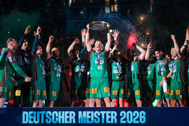 Handball, HBL, SC Magdeburg feiert Deutsche Meisterschaft #2 Deutschland: HBL DAIKIN Handball Bundesliga 2025 - 2026, 33. Spieltag - SC Magdeburg vs VfL Gummersbach - GETEC Arena (Magdeburg): Meisterehrung, Pokal, Trophäe, Feier, Jubel, Emotionen Copyright: xTomxLauruschkatx