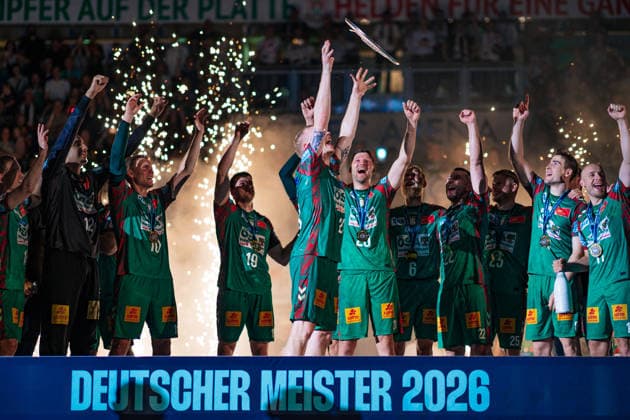 Handball, HBL, SC Magdeburg feiert Deutsche Meisterschaft #2 Deutschland: HBL DAIKIN Handball Bundesliga 2025 - 2026, 33. Spieltag - SC Magdeburg vs VfL Gummersbach - GETEC Arena (Magdeburg): Meisterehrung, Pokal, Trophäe, Feier, Jubel, Emotionen Copyright: xTomxLauruschkatx
