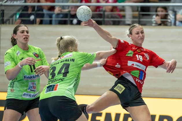 Handball Bundesliga Frauen,HBF, Saison 2025 2026 Relegation-SV Union Halle-Neustadt vs.Spreefüchse Berlin Halle, Deutschland 03.Juni 2026: Im Bild:v.li.Jonna Schaube (Berlin) und Lea Gruber (Halle) Halle Saale SWH Arena Sachsen-Anhalt Deutschland