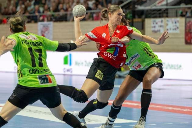 Handball Bundesliga Frauen,HBF, Saison 2025 2026 Relegation-SV Union Halle-Neustadt vs.Spreefüchse Berlin Halle, Deutschland 03.Juni 2026: Im Bild:v.li.Angela Cappellaro (Berlin, Tabea Wipper (Halle) und Naomi Conze (Berlin) Halle Saale SWH Arena Sachsen-Anhalt Deutschland