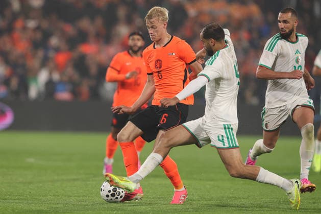 Fußball, Testspiel, Niederlande - Algerien #5 2026-06-03 Netherlands v Algeria - Friendly international football match ROTTERDAM, NETHERLANDS - JUNE 3: Jan Paul van Hecke of Netherlands is challenged by Mohamed Amine Tougai of Algeria during the Friendly international football match match between Netherlands and Algeria at Stadion Feijenoord on June 3, 2026 in Rotterdam, Netherlands. Rotterdam Stadion Feijenoord Netherlands Content not available for redistribution in The Netherlands directly or indirectly through any third parties. Copyright: xHansxvanxderxValkx