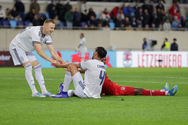 Fußball, Testspiel, Luxemburg - Italien #5 Christopher Martins (Luxemburg 8) lacht nach nicht gegebenem Elfmeter, links Fabio Chiarodia (Italien 4) Fussball, Saison 2025-2026, Freundschaftsspiel, Länderspiel 03.06.2026 Nationalmannschaft Luxemburg - Italien (LUX vs ITA) Stade de Luxembourg, Luxemburg