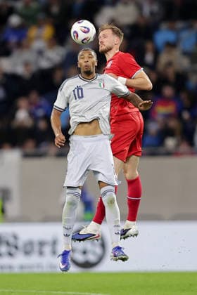 Fußball, Testspiel, Luxemburg - Italien #5 Kopfballduell zwischen Cher Ndour (Italien 10) und Enes Mahmutovic (Luxemburg 3) Fussball, Saison 2025-2026, Freundschaftsspiel, Länderspiel 03.06.2026 Nationalmannschaft Luxemburg - Italien (LUX vs ITA) Stade de Luxembourg, Luxemburg
