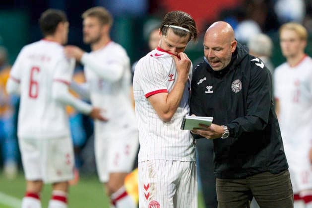 national team, Nationalteam Test Match: DR Congo - Denmark Denmark s national coach Brian Riemer and Mathias Jensen during the national team test match between Denmark and DR Congo at Maurice Dufrasne Stadium in Liege, Belgium on Wednesday, June 3, 2026. (Photo: Bo Amstrup Ritzau Scanpix) , Liege Belgien Mors Copyright: BoxAmrstrupx xRitzauxScanpix BoxAmstrupx spdk20260603-224556-L