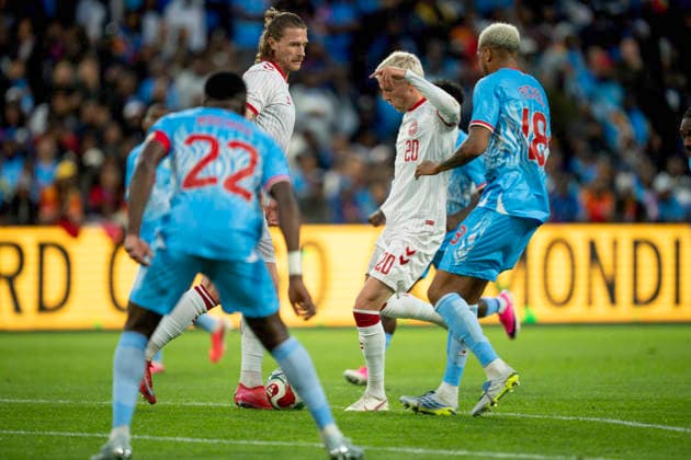 Landshold testkamp: DR Congo - Danmark Danmarks Albert Groenbaek og Kasper Hoegh i aktion med DR Congos Charles Pickel under landshold testkampen mellem Danmark og DR Congo paa Maurice Dufrasne Stadium i Liege i Belgien onsdag den 3. juni 2026.. , Liege Belgien Mors Copyright: BoxAmrstrupx xRitzauxScanpix BoxAmstrupx spdk20260603-220927-L