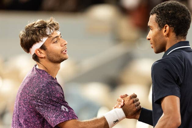 2026 French Open - Day Eleven Flavio Cobolli (left) shakes hands with Felix Auger-Aliassime (right) after their men s singles match on day 11 of the French Open tennis tournament on Court Philippe Chatrier at the Roland-Garros Complex in Paris, France. Paris France  Copyright: xIbrahimxEzzatx originalFilename:ezzat-notitle260603_npV6O.jpg
