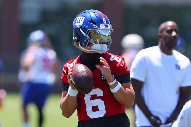 EAST RUTHERFORD, NJ- JUNE 03: Jaxson Dart 6 of the New York Giants throws during OTA Practice on June 3, 2026 at Quest Diagnostic Center in East Rutherford, New Jersey. (Photo by Rich Graessle Icon Sportswire) NFL, American Football Herren, USA JUN 03 New York Giants OTA EDITORIAL USE ONLY Icon26060326500
