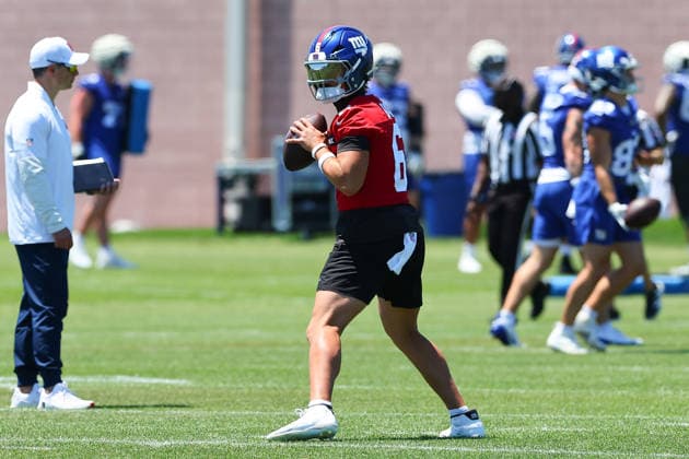 EAST RUTHERFORD, NJ- JUNE 03: Jaxson Dart 6 of the New York Giants passes during OTA Practice on June 3, 2026 at Quest Diagnostic Center in East Rutherford, New Jersey. (Photo by Rich Graessle Icon Sportswire) NFL, American Football Herren, USA JUN 03 New York Giants OTA EDITORIAL USE ONLY Icon26060326532