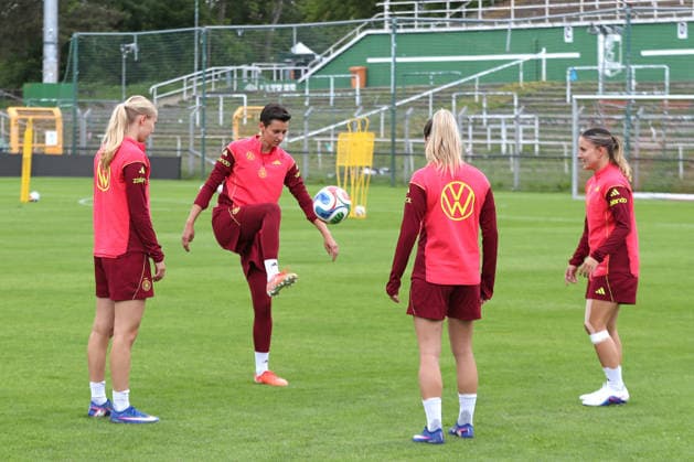 DFB-U23-Frauen: Training der Nationalmannschaft Deutschland, 03.06.26 Torwart Lina Altenburg (12, Deutschland U23, Eintracht Frankfurt) am Ball. Fußball, DFB-U23-Frauen: Nationalmannschaft Deutschland trainiert am 03.06.26 im Alfred-Kunze-Sportpark Leipzig-Leutzsch. Copyright: xBEAUTIFULxSPORTS JanxKaeferx