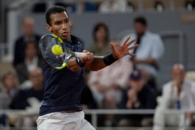 2026 French Open - Day Eleven Felix Auger-Aliassime returns the ball against Flavio Cobolli during the Roland Garros Grand Slam Tournament on June 3, 2026, in Paris, France. Paris France  Copyright: xRobertxSzaniszlox originalFilename:szaniszlo-notitle260603_npinB.jpg