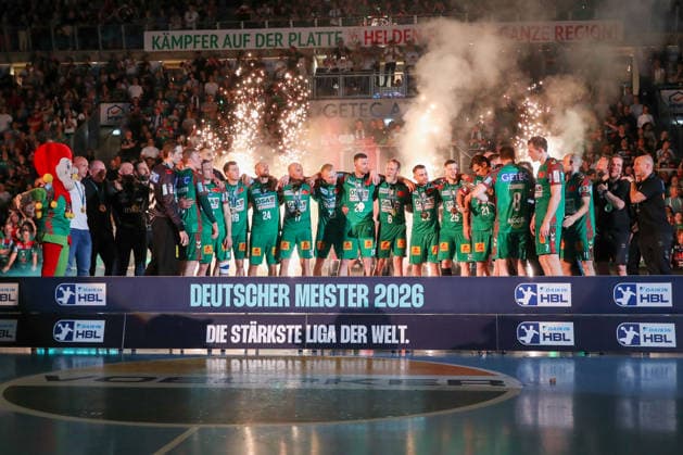 03.06.2026, xgox, Handball - Daikin HBL SC Magdeburg - VfL Gummersbach emspor, v.l. Magdeburg Jubel zur deutschen Meisterschaft, Meisterschale, Ehrung, Siegerehrung, Pokal Magdeburg