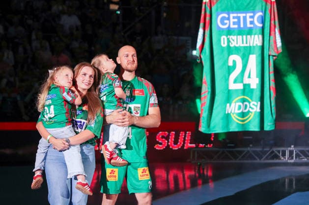 03.06.2026, xgox, Handball - Daikin HBL SC Magdeburg - VfL Gummersbach emspor, v.l. Christian O Sullivan (Magdeburg, 24) mit seiner Frau Bettina, abschied, Verabschiedung, Wird in die Hall of Fame aufgenommen Magdeburg