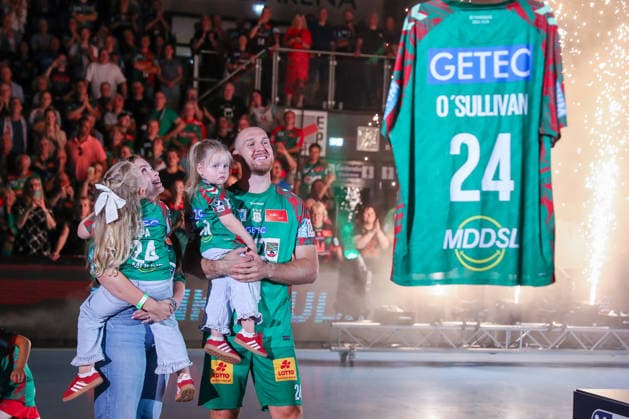03.06.2026, xgox, Handball - Daikin HBL SC Magdeburg - VfL Gummersbach emspor, v.l. Christian O Sullivan (Magdeburg, 24) mit seiner Frau Bettina, abschied, Verabschiedung, Wird in die Hall of Fame aufgenommen Magdeburg