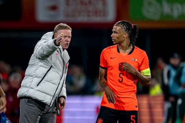 ROTTERDAM - (lr) Netherlands national team, Nationalteam coach Ronald Koeman and Nathan Ake of the Netherlands during the 2026 World Cup friendly match between the Netherlands and Algeria at Stadium De Kuip on June 3, 2026 in Rotterdam, the Netherlands. (Photo by Stefan Koops EYE4IMAGES DeFodi Images) -