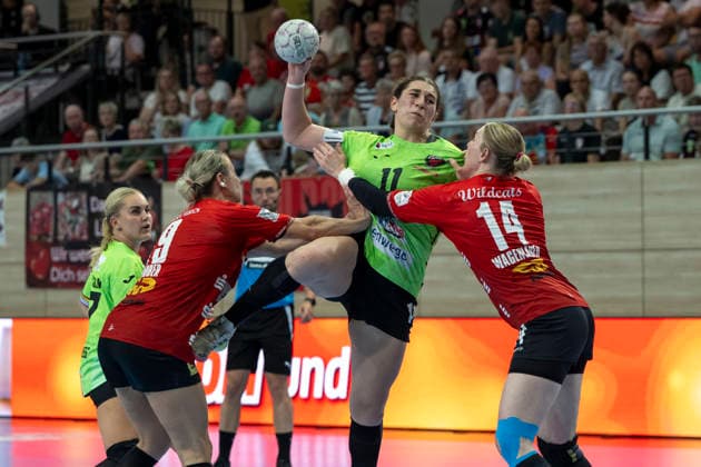 Handball Bundesliga Frauen,HBF, Saison 2025 2026 Relegation-SV Union Halle-Neustadt vs.Spreefüchse Berlin Halle, Deutschland 03.Juni 2026: Im Bild:v. li. im Zweikampf Lea Gruber (Halle), Lucy Gündel Guendel (Berlin) und Tina Wagenlader (Halle) Halle Saale SWH Arena Sachsen-Anhalt Deutschland