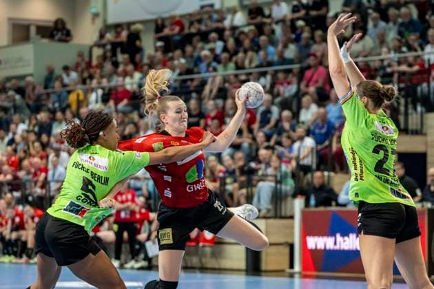 Handball Bundesliga Frauen,HBF, Saison 2025 2026 Relegation-SV Union Halle-Neustadt vs.Spreefüchse Berlin Halle, Deutschland 03.Juni 2026: Im Bild:v. li. im Zweikampf Naomi Conze (Berlin),Cara Reuthal (Halle) und Nomi in de Braekt (Berlin) Halle Saale SWH Arena Sachsen-Anhalt Deutschland