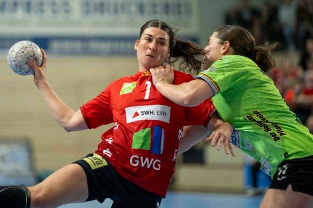 Handball Bundesliga Frauen,HBF, Saison 2025 2026 Relegation-SV Union Halle-Neustadt vs.Spreefüchse Berlin Halle, Deutschland 03.Juni 2026: Im Bild:v. li. im Zweikampf Lynn Molenaar (Halle) und Lucy Gündel Guendel (Berlin) Halle Saale SWH Arena Sachsen-Anhalt Deutschland