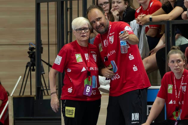 Handball Bundesliga Frauen,HBF, Saison 2025 2026 Relegation-SV Union Halle-Neustadt vs.Spreefüchse Berlin Halle, Deutschland 03.Juni 2026: Im Bild:v.li.Trainerin Ines Seidler (Halle) und Tortwarttrainer Andreas Wiese (Halle) Halle Saale SWH Arena Sachsen-Anhalt Deutschland