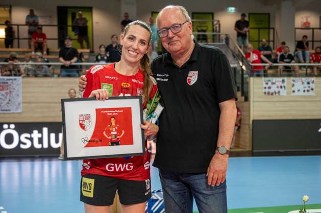 Handball Bundesliga Frauen,HBF, Saison 2025 2026 Relegation-SV Union Halle-Neustadt vs.Spreefüchse Berlin Halle, Deutschland 03.Juni 2026: Im Bild:v.li.Madeleine Östlund Oestlund (Halle) und Vereinspraesident Bodo Meerheim Halle Saale SWH Arena Sachsen-Anhalt Deutschland