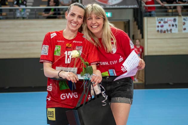 Handball Bundesliga Frauen,HBF, Saison 2025 2026 Relegation-SV Union Halle-Neustadt vs.Spreefüchse Berlin Halle, Deutschland 03.Juni 2026: Im Bild:v.li.Madeleine Östlund Oestlund (Halle) und Ilona Kieffer (Halle) lachend, laechelnd, gut gelaunt, grinst, grinsend, Halle Saale SWH Arena Sachsen-Anhalt Deutschland