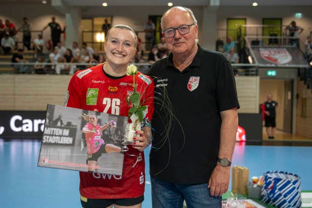 Handball Bundesliga Frauen,HBF, Saison 2025 2026 Relegation-SV Union Halle-Neustadt vs.Spreefüchse Berlin Halle, Deutschland 03.Juni 2026: Im Bild:v.li.Cara Reuthal (Halle) und Vereinspraesident Bodo Meerheim Halle Saale SWH Arena Sachsen-Anhalt Deutschland