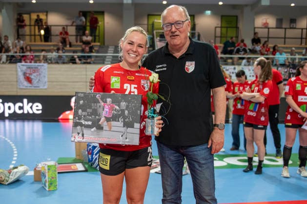 Handball Bundesliga Frauen,HBF, Saison 2025 2026 Relegation-SV Union Halle-Neustadt vs.Spreefüchse Berlin Halle, Deutschland 03.Juni 2026: Im Bild:v.li.Lilli Röpke Roepke (Halle) und Vereinspraesident Bodo Meerheim Halle Saale SWH Arena Sachsen-Anhalt Deutschland