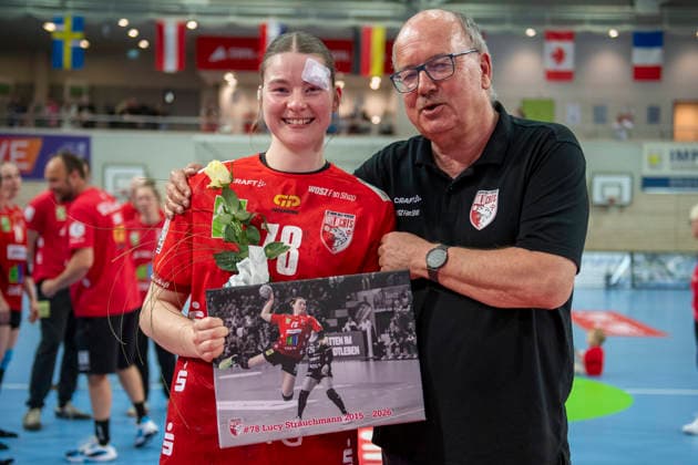 Handball Bundesliga Frauen,HBF, Saison 2025 2026 Relegation-SV Union Halle-Neustadt vs.Spreefüchse Berlin Halle, Deutschland 03.Juni 2026: Im Bild:v.li.Lucy Strauchmann (Halle) und Vereinspraesident Bodo Meerheim Halle Saale SWH Arena Sachsen-Anhalt Deutschland