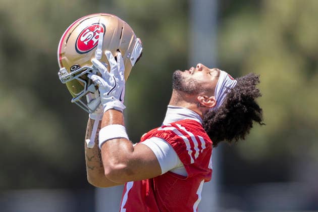 NFL, American Football Herren, USA San Francisco 49ers - Practice June 3, 2026; Santa Clara, California, USA; San Francisco 49ers wide receiver Jordan Watkins (17) prepares to put on his helmet before practice at the SAP Performance Center adjacent to Levi™s Stadium. Mandatory Credit: Stan Szeto-Imagn Images Santa Clara California USA EDITORIAL USE ONLY Copyright: xStanxSzetox StanxSzetox iosphotos411537