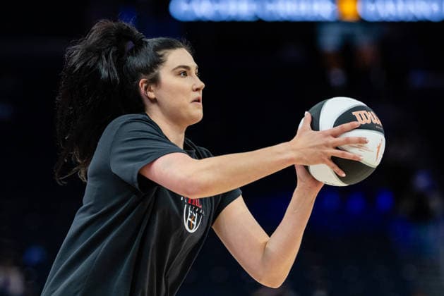 SAN FRANCISCO, CA - JUNE 02: Megan Gustafson 17 of the Portland Fire warms up before a WNBA, Basketball Damen, USA Commissioner s Cup game against the Golden State Valkyries on June 2, 2026 at Chase Center in San Francisco, CA. (Photo by Matthew Huang Icon Sportswire) WNBA: JUN 02 Portland Fire at Golden State Valkyries EDITORIAL USE ONLY Icon260602047