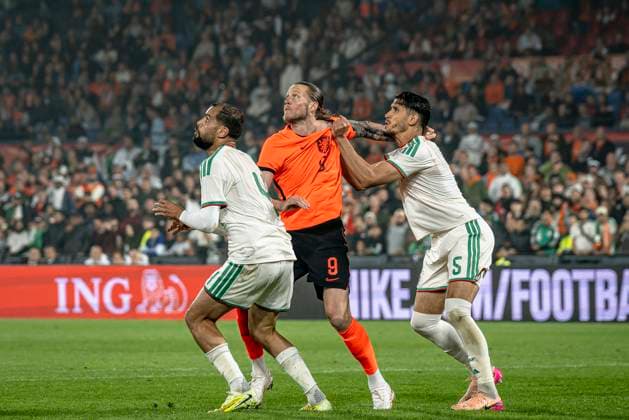 ROTTERDAM - (lr) Mohamed Amine Tougai of Algeria, Wout Weghorst of the Netherlands, Zineddine Belaid of Algeria during the 2026 World Cup friendly match between the Netherlands and Algeria at Stadium De Kuip on June 3, 2026 in Rotterdam, the Netherlands. (Photo by Stefan Koops EYE4IMAGES DeFodi Images) -
