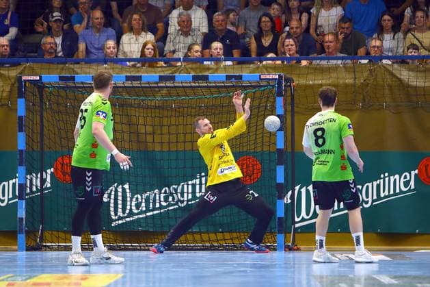 Abwehrparade von Torhüter Oliver Krechel (Emsdetten) , links Marius Kluwe (Emsdetten) , rechts Bjarne Budelmann (Emsdetten) Handball-Qualifikationsspiel zur 2.Liga EHV Aue - TV Emsdetten 36:44 am 3.6.2026 EHV Aue - TV Emsdetten