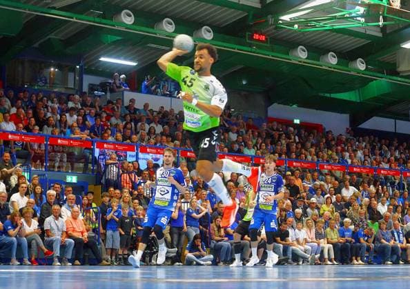 Eric Damböck (Emsdetten) erzielt hier einen seiner 5 Treffer. Durch den Auswärtssieg erhielt sich der TV Emsdetten die theoretische Aufstiegschance. Handball-Qualifikationsspiel zur 2.Liga EHV Aue - TV Emsdetten 36:44 am 3.6.2026 EHV Aue - TV Emsdetten