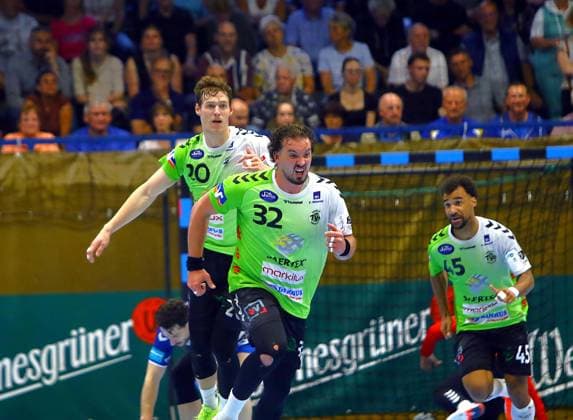 Fynn Jarik Hasenkamp (Emsdetten) , Marcel Timm (Emsdetten) und Eric Damböck (Emsdetten) drehen nach einem Treffer jubelnd ab. Durch den Auswärtssieg erhielt sich der TV Emsdetten die theoretische Aufstiegschance. Handball-Qualifikationsspiel zur 2.Liga EHV Aue - TV Emsdetten 36:44 am 3.6.2026 EHV Aue - TV Emsdetten