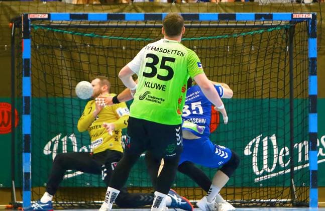 Torhüter Oliver Krechel (Emsdetten) muss hier nach einem Wurf von Sebastian Paraschiv (EHV, verdeckt) einen Kopftreffer hinnehmen. Handball-Qualifikationsspiel zur 2.Liga EHV Aue - TV Emsdetten 36:44 am 3.6.2026 EHV Aue - TV Emsdetten