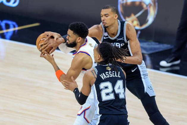 NBA, Basketball Herren, USA Finals Game 1 - New York Knicks at San Antonio Spurs San Antonio Spurs forward Victor Wembanyama (R) and San Antonio Spurs guard Devin Vassell (24) attempt to steal the ball from New York Knicks center Karl-Anthony Towns (C) during Game 1 of the NBA Finals between the New York Knicks and the San Antonio Spurs in San Antonio, Texas, USA, 03 June 2026. SAN ANTONIO United States  Copyright: xADAMxDAVISx