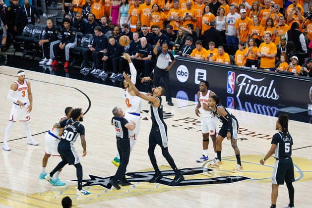 NBA, Basketball Herren, USA Finals Game 1 - New York Knicks at San Antonio Spurs San Antonio Spurs forward Victor Wembanyama (4-R) and New York Knicks center Karl-Anthony Towns (5-L) go up for a jump ball during Game 1 of the NBA Finals between the New York Knicks and the San Antonio Spurs in San Antonio, Texas, USA, 03 June 2026. SAN ANTONIO United States  Copyright: xADAMxDAVISx
