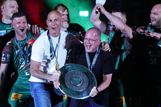 Geschäftsführer Marc Henrik Schmedt (SC Magdeburg) mit Präsident Dirk Roswandowicz (SC Magdeburg) mit der Meisterschale - Handball Bundesliga Saison 2025-2026 SC Magdeburg vs. VfL Gummersbach in der GETEC Arena in Magdeburg - Handball,Deutschland,03.06.2026